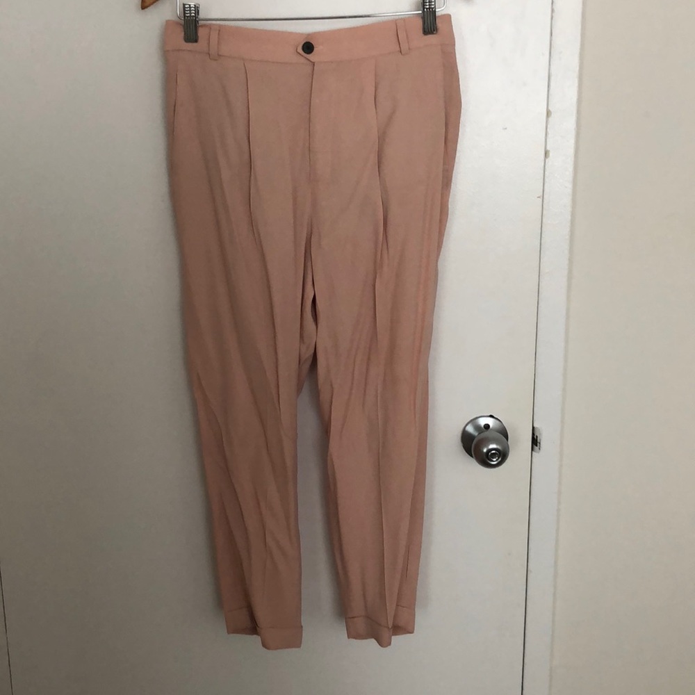 Light blush tapered pant.